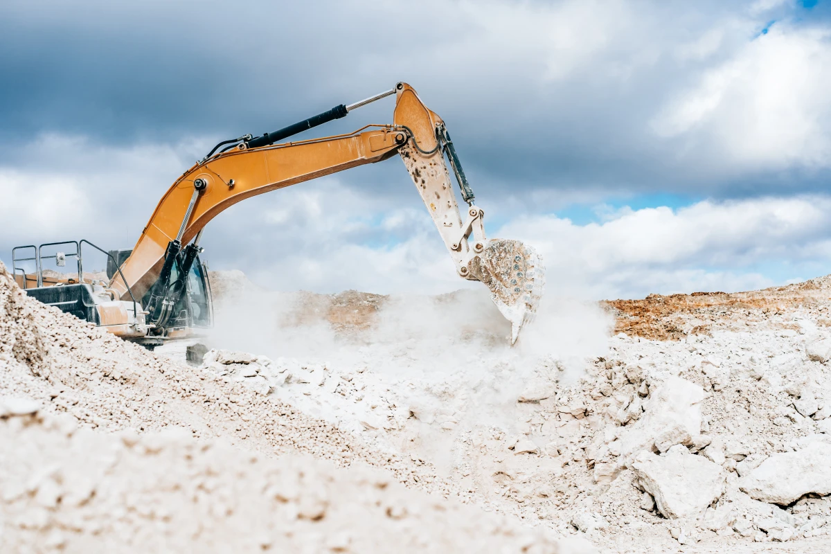 Décaisser un terrain : les étapes-clés pour réussir ce chantier